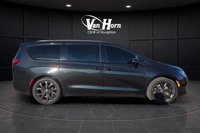 Used 2019 Chrysler Pacifica Limited with VIN 2C4RC1GG4KR528687 for sale in Stoughton, WI