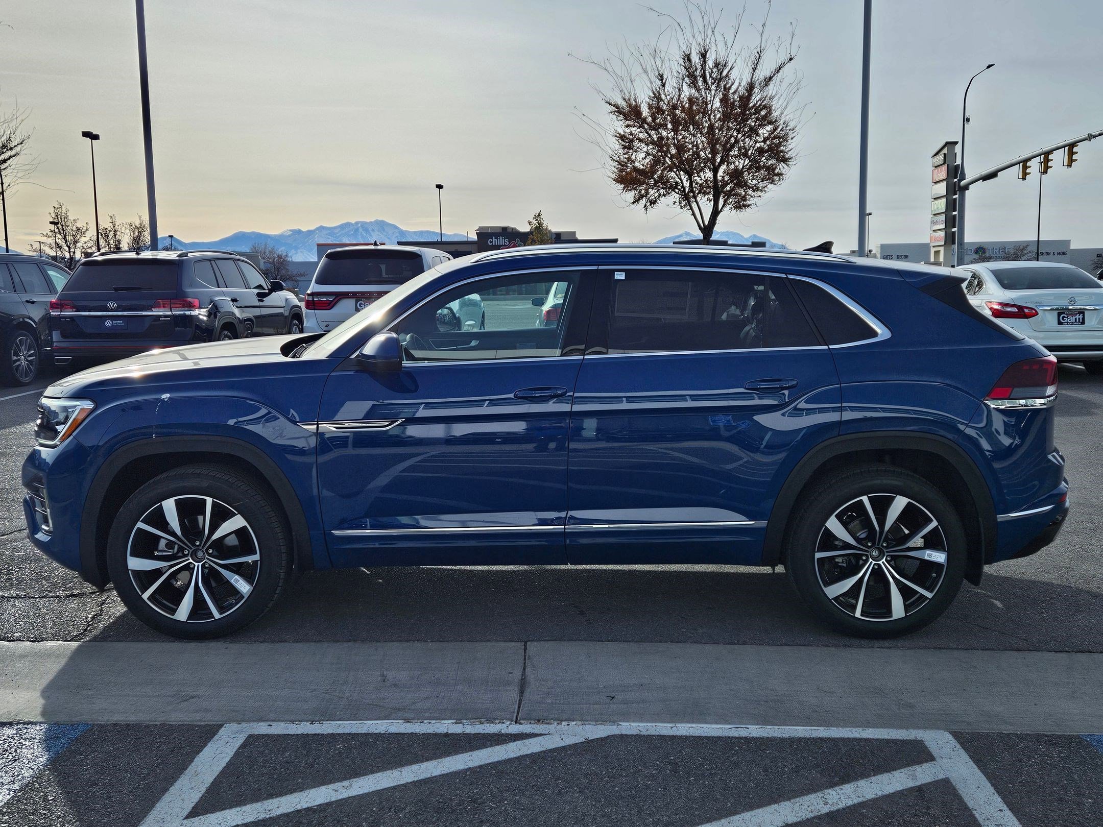 2025 Volkswagen Atlas Cross Sport SEL Premium R-Line photo 6