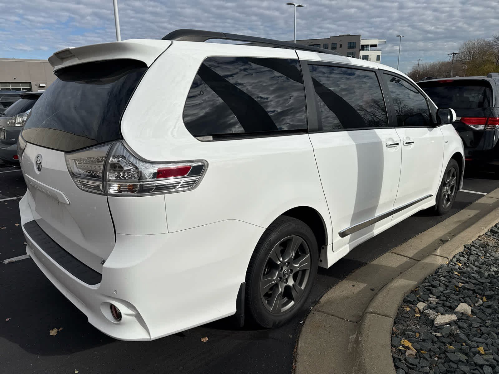 2020 Toyota Sienna SE photo 3