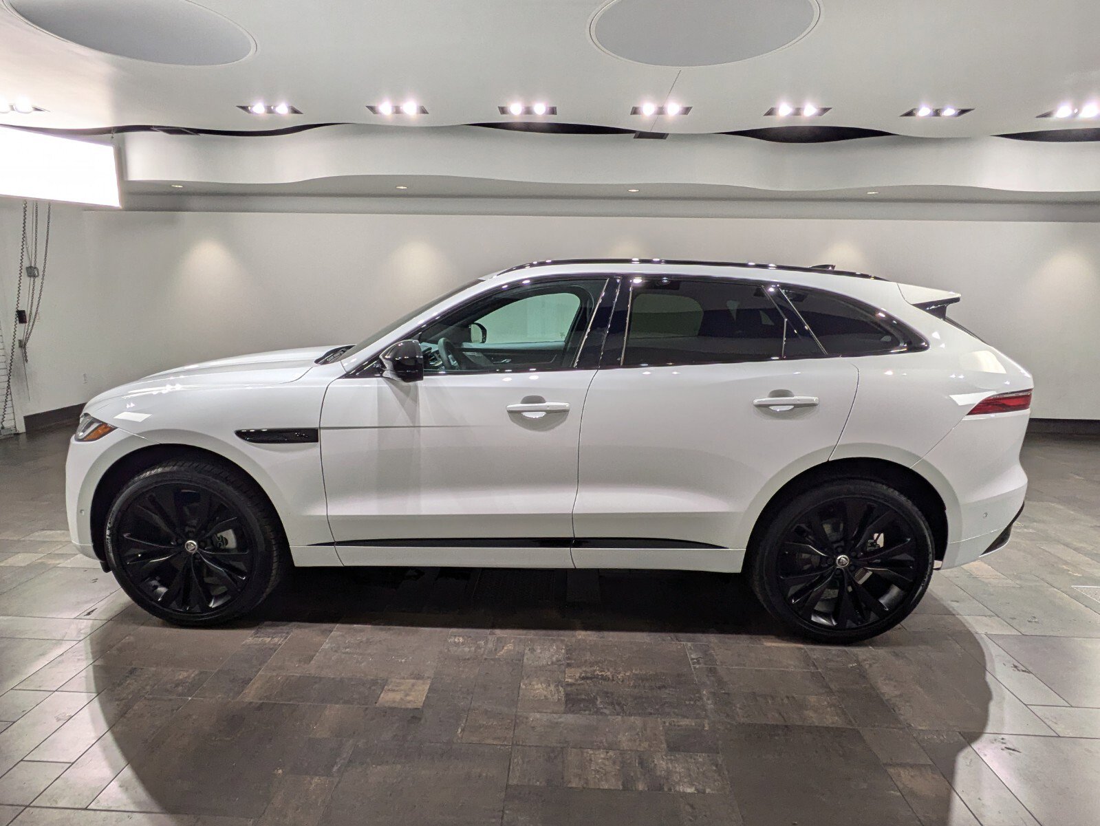 2025 Jaguar F-PACE R-Dynamic S P250 photo 2