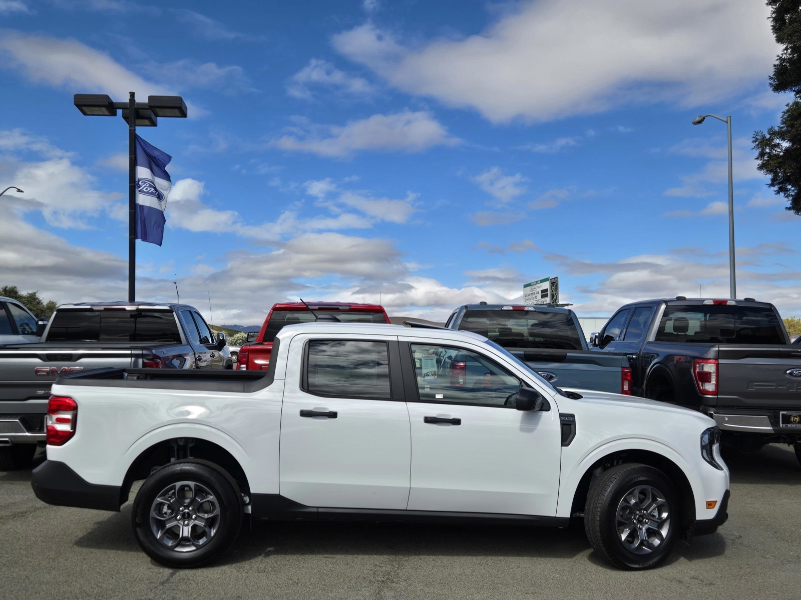 2025 Ford Maverick XLT photo 2