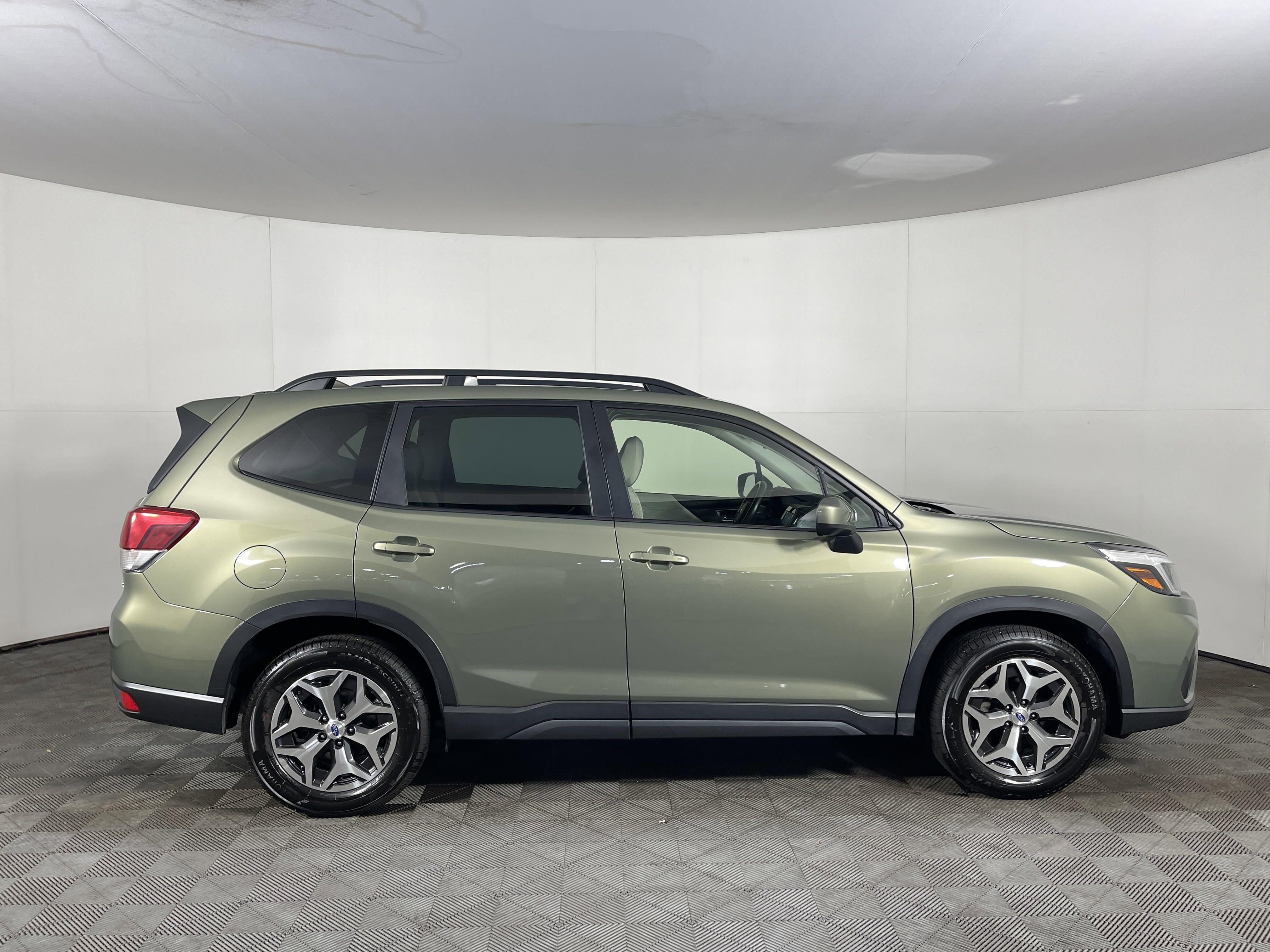 2021 Subaru Forester Premium photo 4