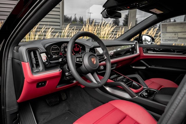 2025 Porsche Cayenne Coupe photo 3