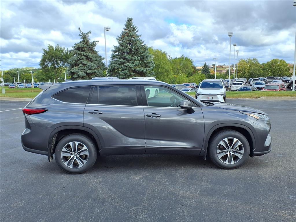 Certified 2022 Toyota Highlander XLE with VIN 5TDGZRBH8NS222172 for sale in Burnsville, Minnesota