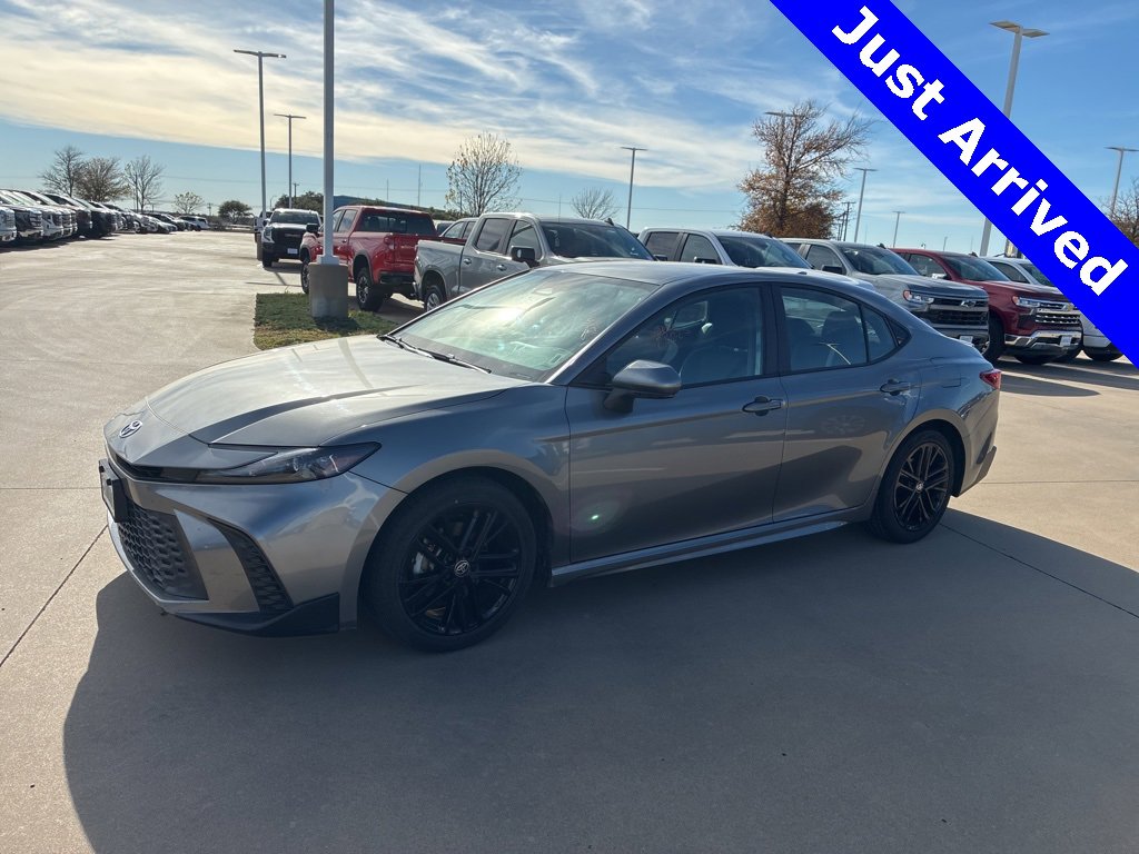 2025 Toyota Camry LE's photo