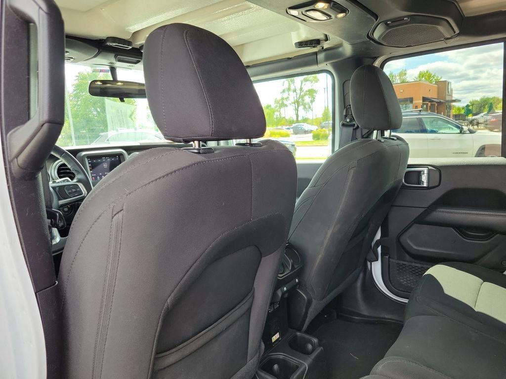 2021 Jeep Wrangler Unlimited Sahara photo 21