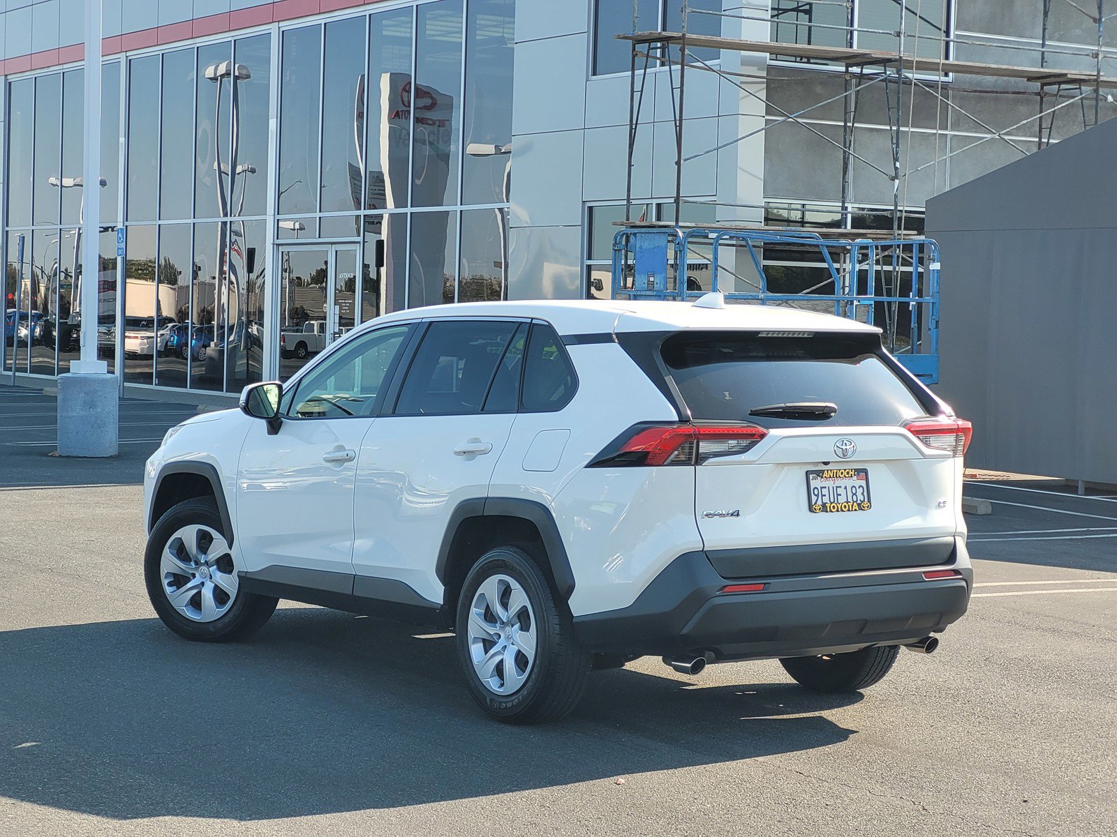 2023 Toyota RAV4 LE photo 4