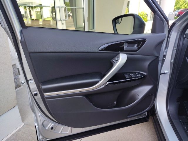 2025 Mitsubishi Eclipse Cross LE photo 9