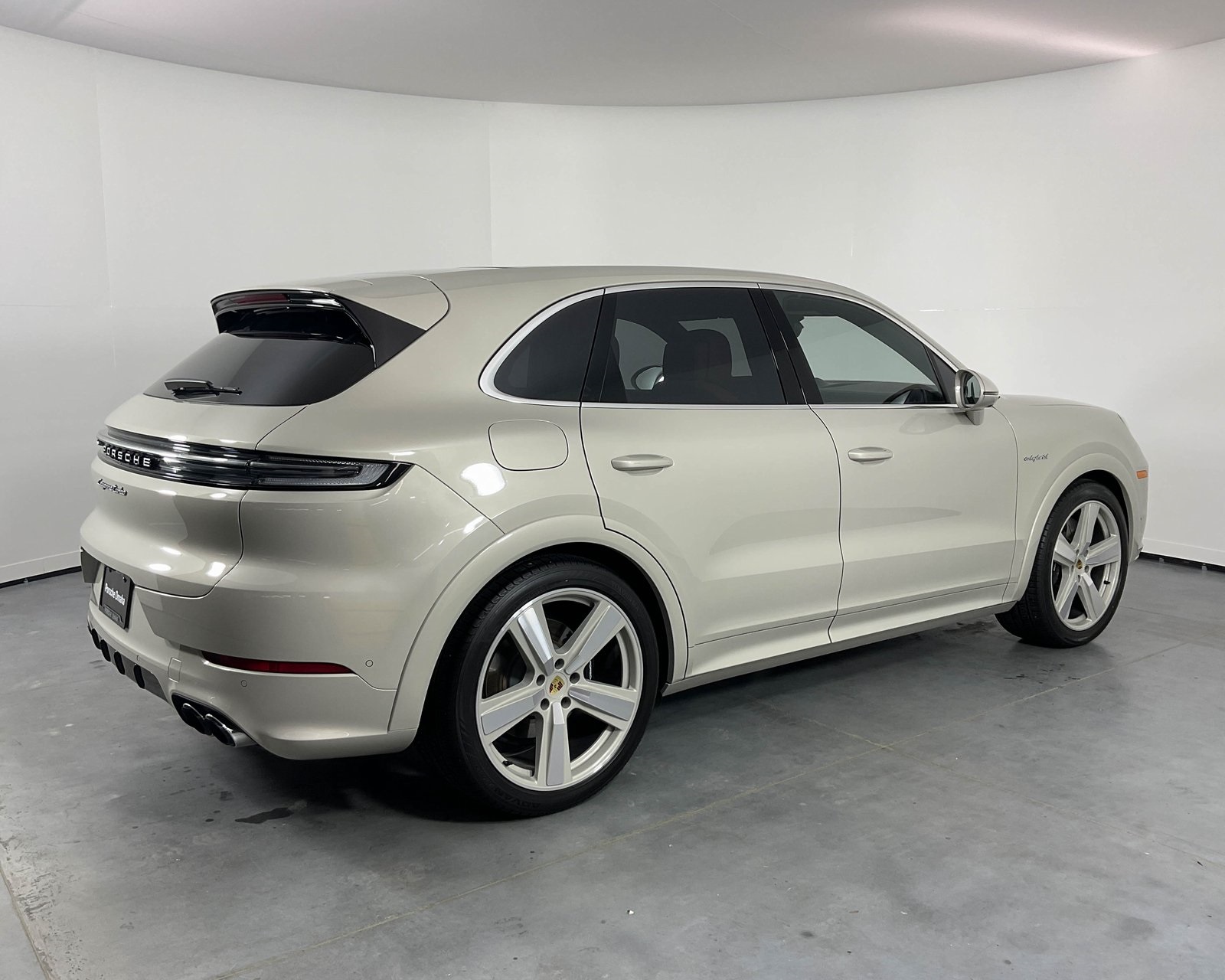 2024 Porsche Cayenne Turbo E-Hybrid photo 7