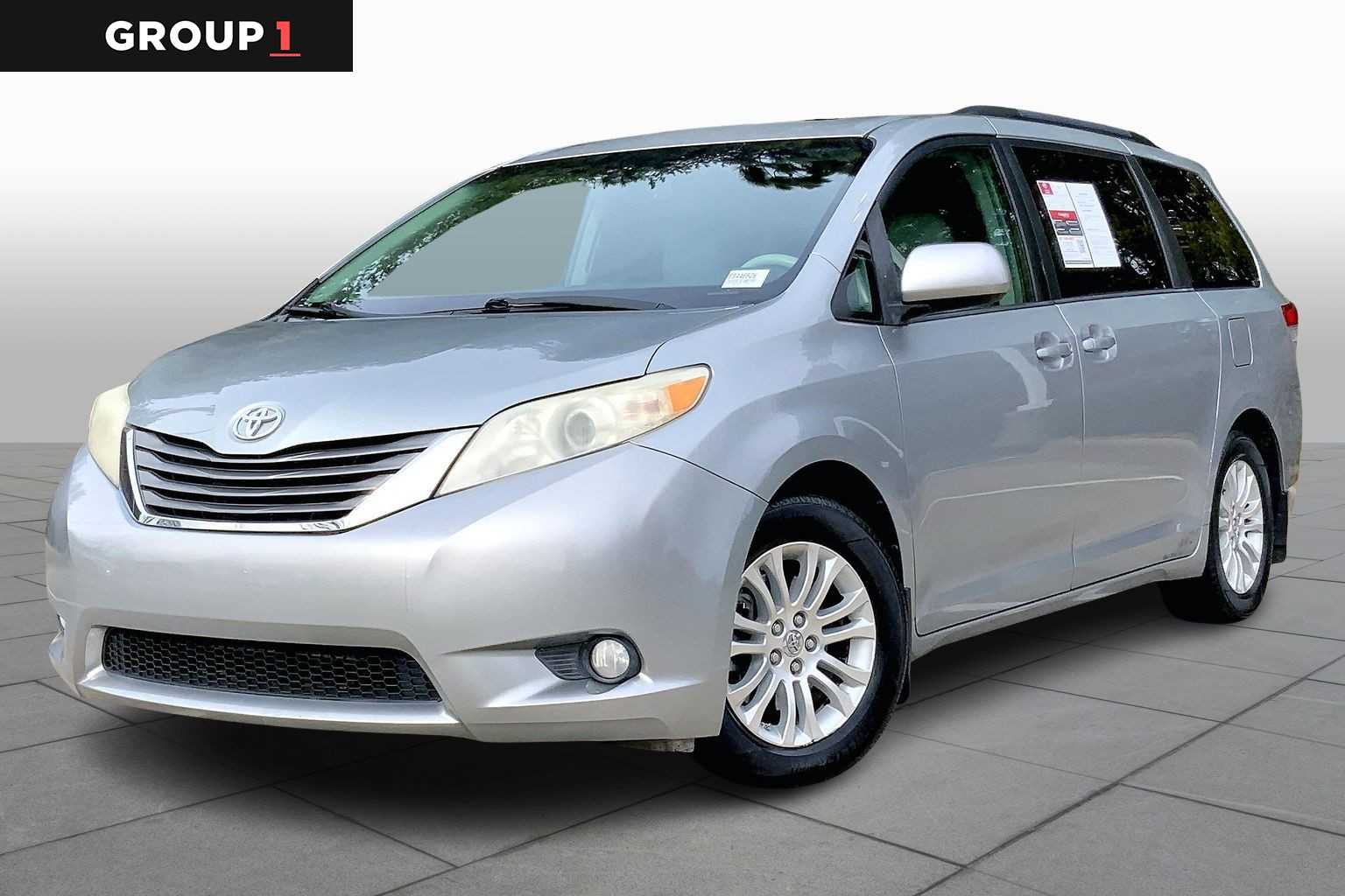 2014 Toyota Sienna XLE's photo