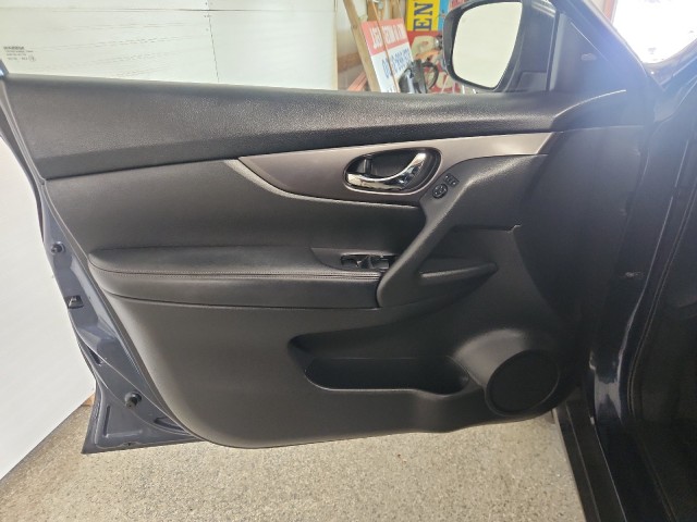 2016 Nissan Rogue SV photo 14