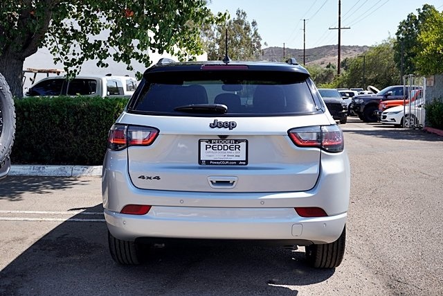 New 2025 Silver Zynith Metallic Clear-Coat Exterior Paint Jeep Limited image 10