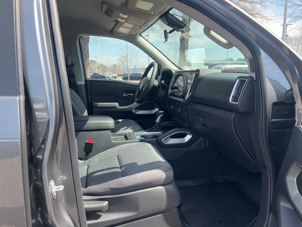 2025 Nissan Frontier SV photo 15