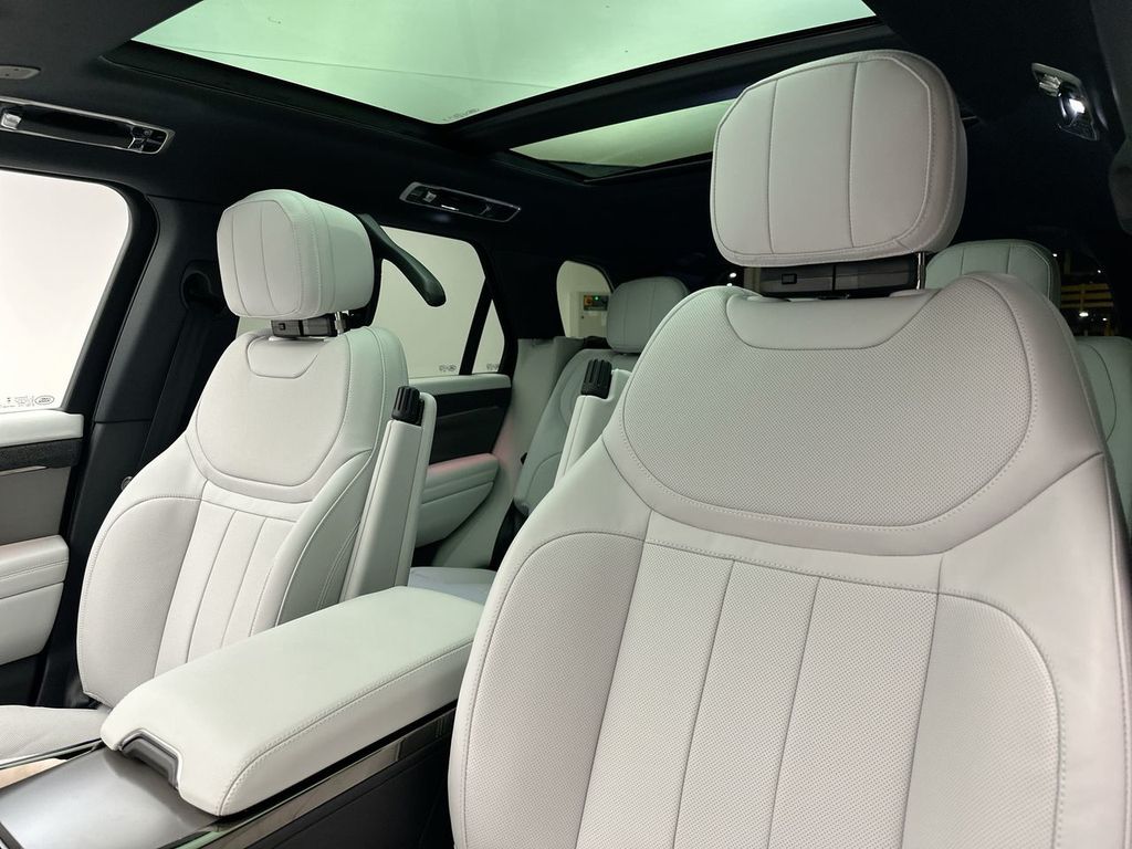 2025 Land Rover Range Rover Sport SE photo 9