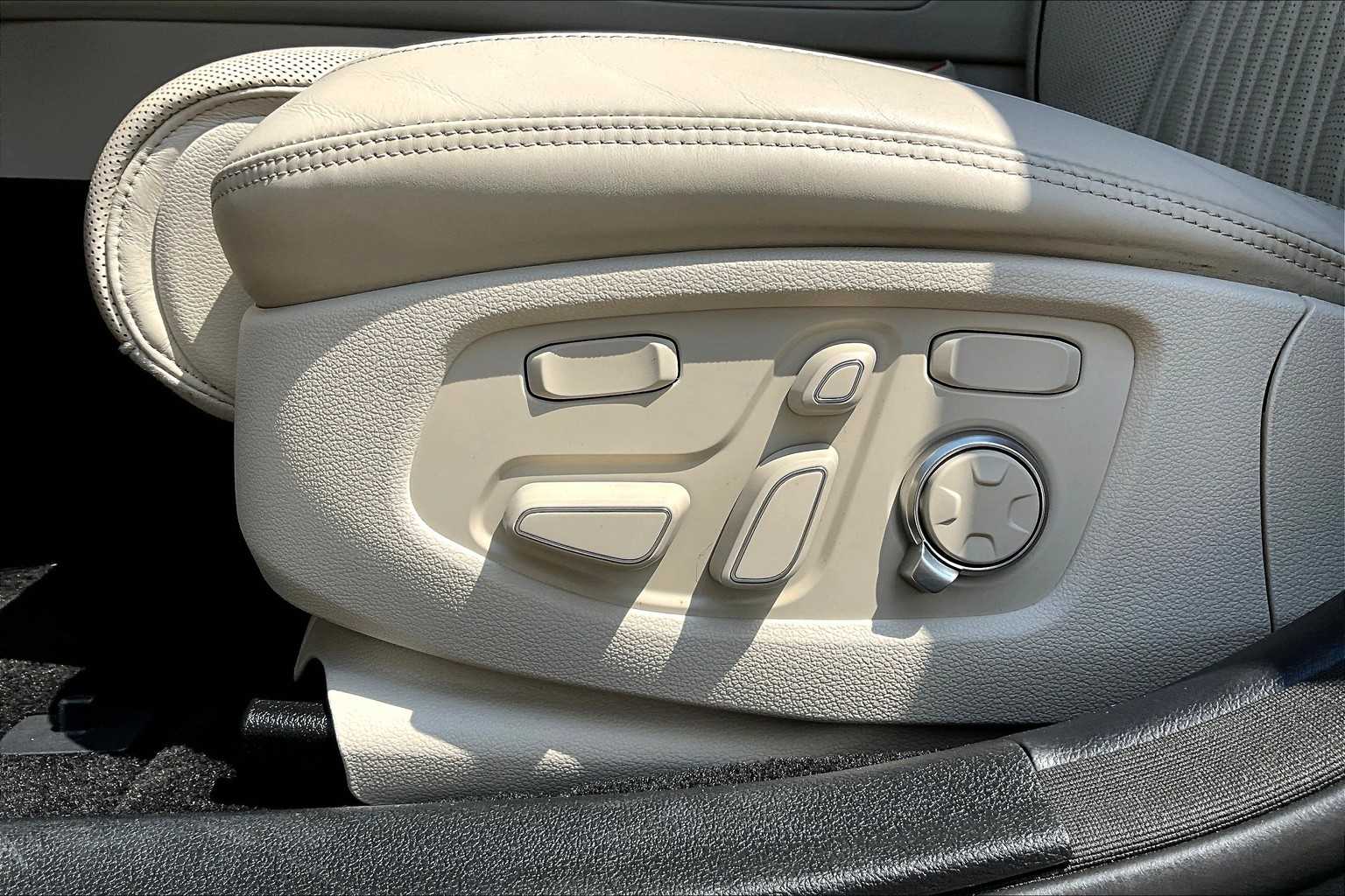 2022 Genesis G90 3.3T Premium photo 32