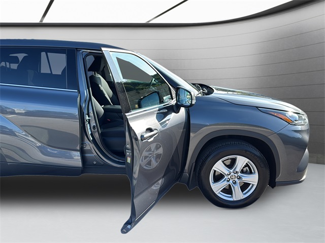 2020 Toyota Highlander LE photo 37