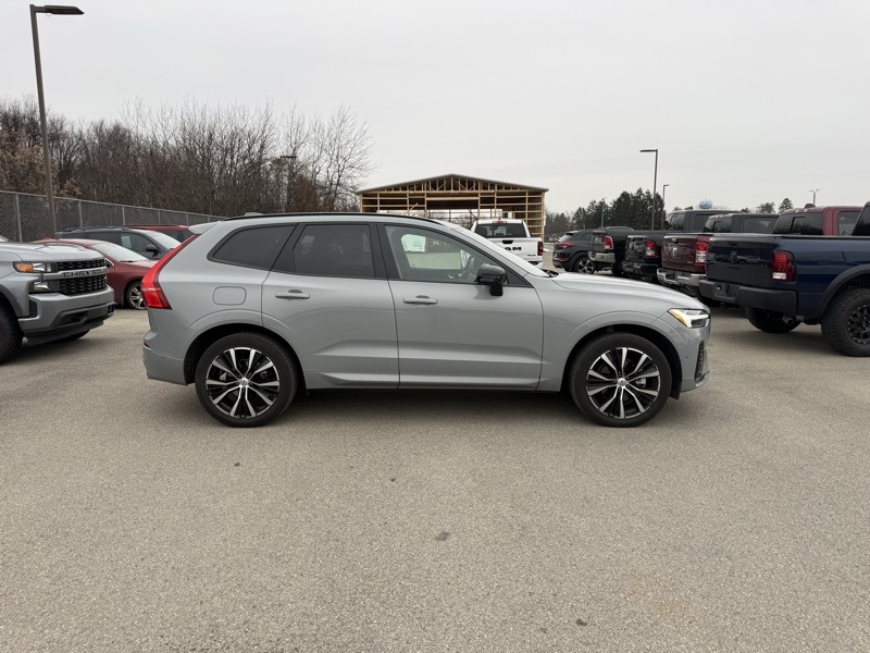 2025 Volvo XC60 B5 Plus photo 4