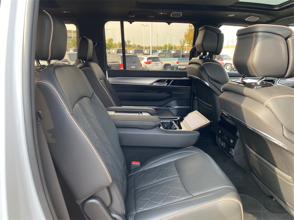 2023 Jeep Grand Wagoneer III photo 25