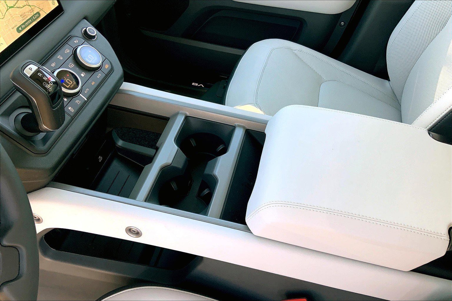 2025 Land Rover Defender 110 V8 photo 3