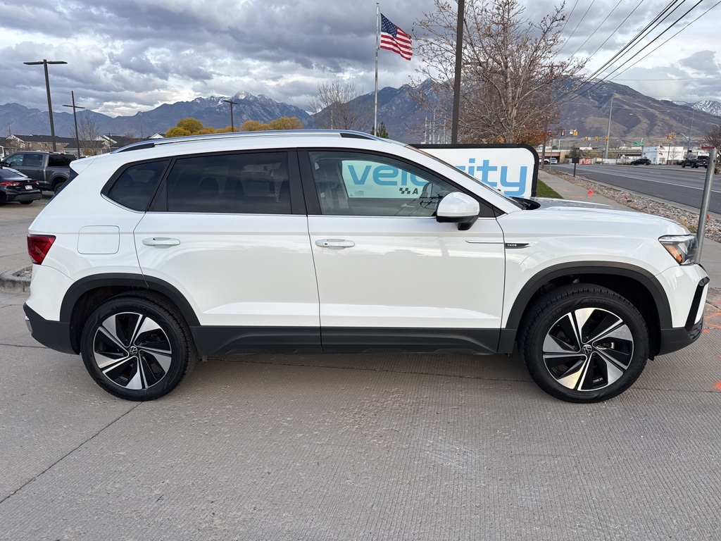 2024 Volkswagen Taos SE photo 2