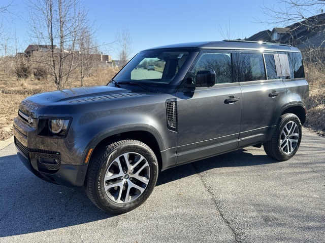 2025 Land Rover Defender S's photo