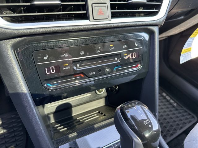 2025 Volkswagen Taos SE photo 18