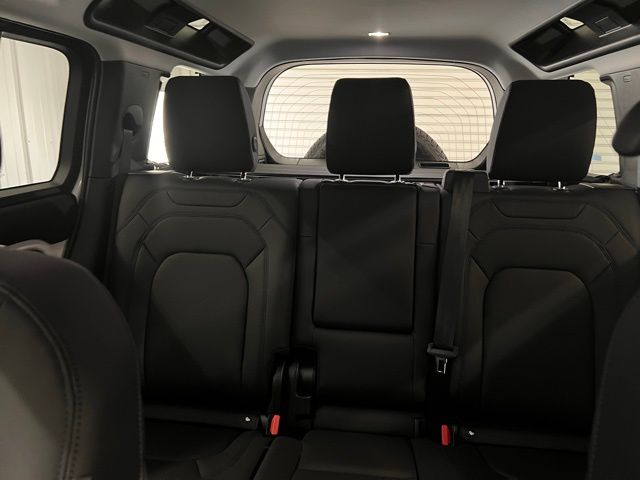 2025 Land Rover Defender 110 S photo 6