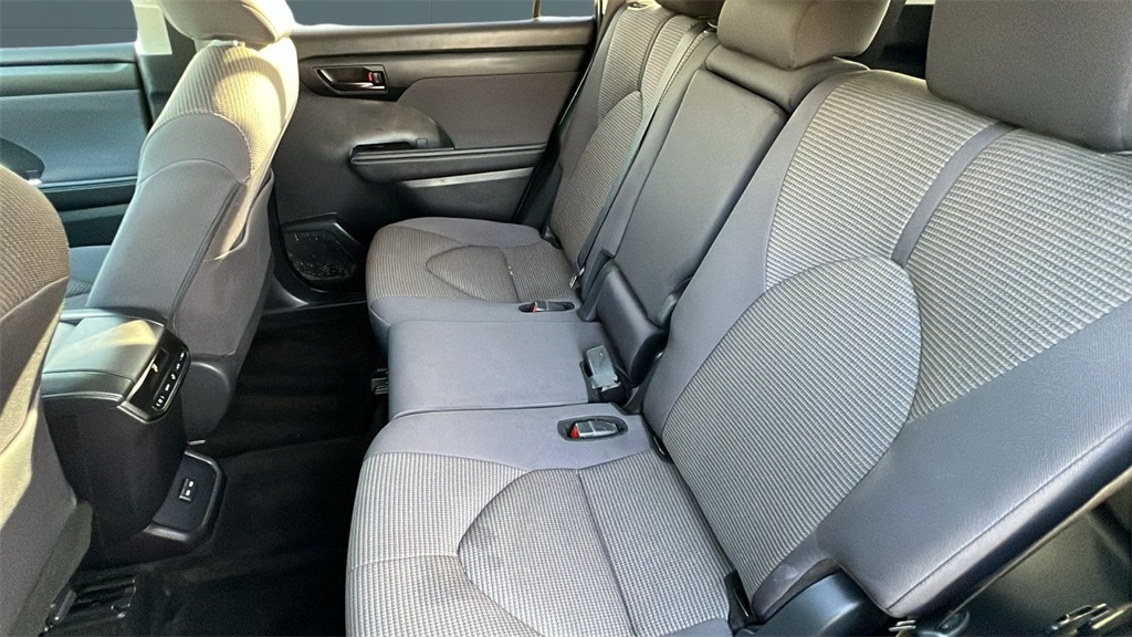 2024 Toyota Highlander LE photo 7
