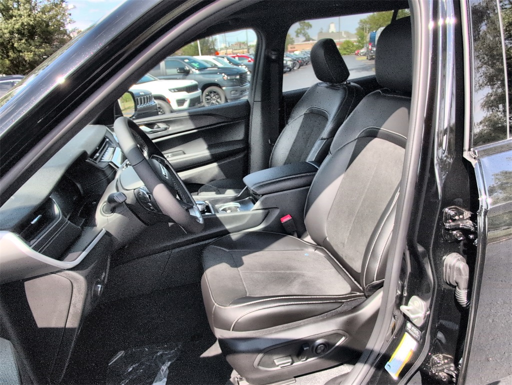 2025 Jeep Grand Cherokee Laredo Altitude photo 10