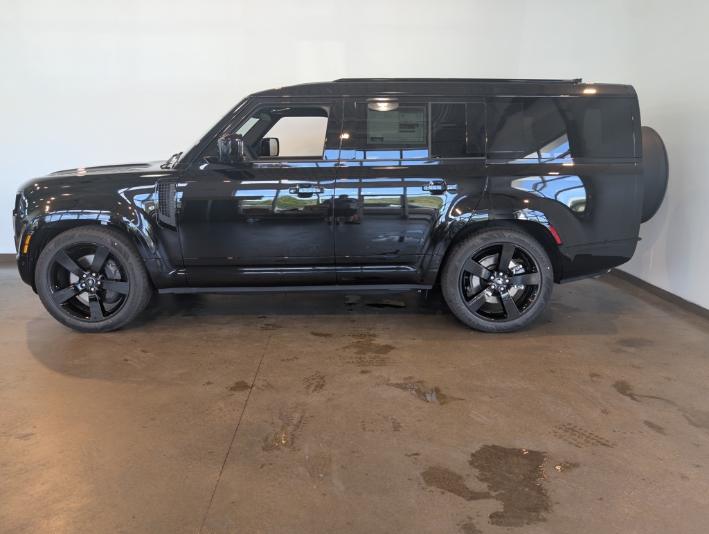 2025 Land Rover Defender 130 X-Dynamic SE photo 3