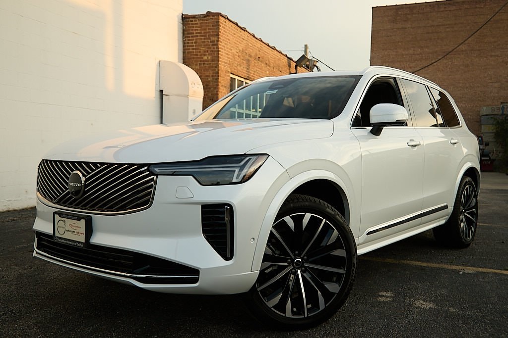 2025 Volvo XC90 Plus's photo