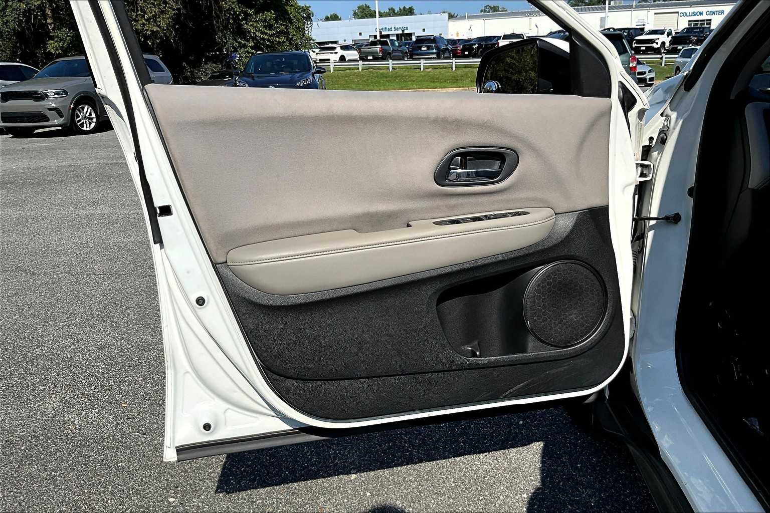2016 Honda HR-V LX photo 19