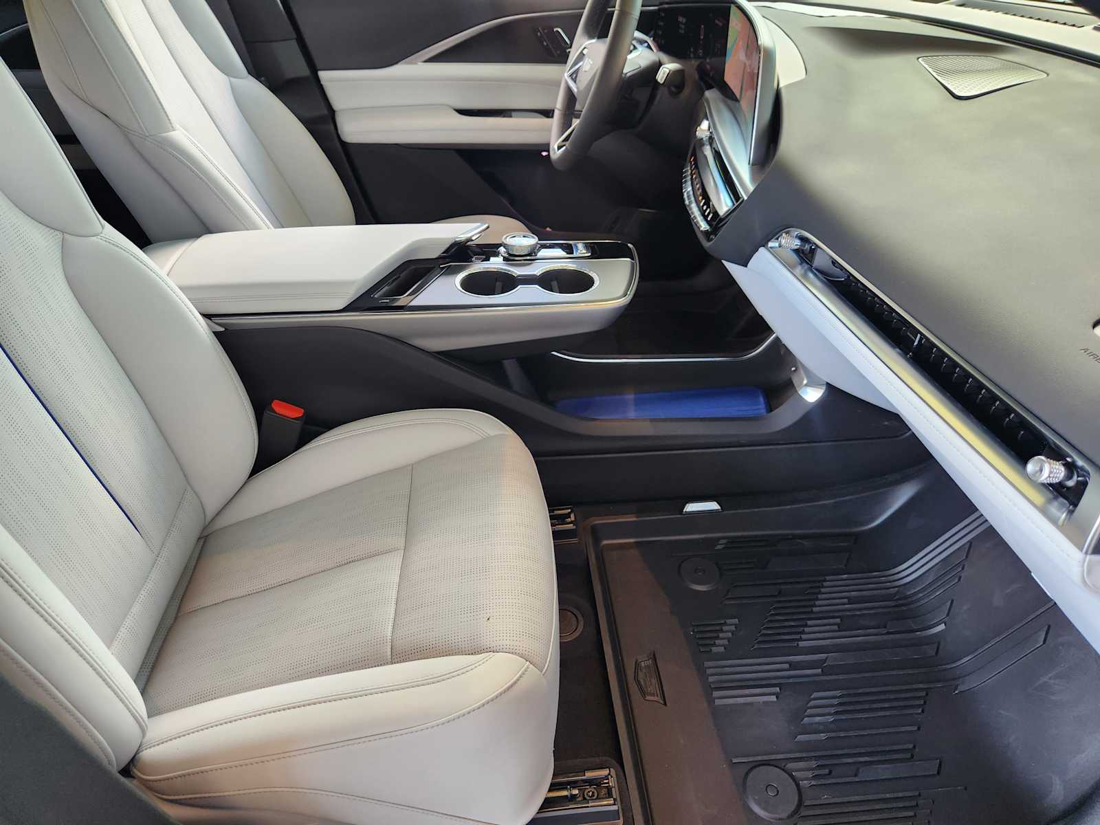 2025 Cadillac Lyriq Luxury photo 8
