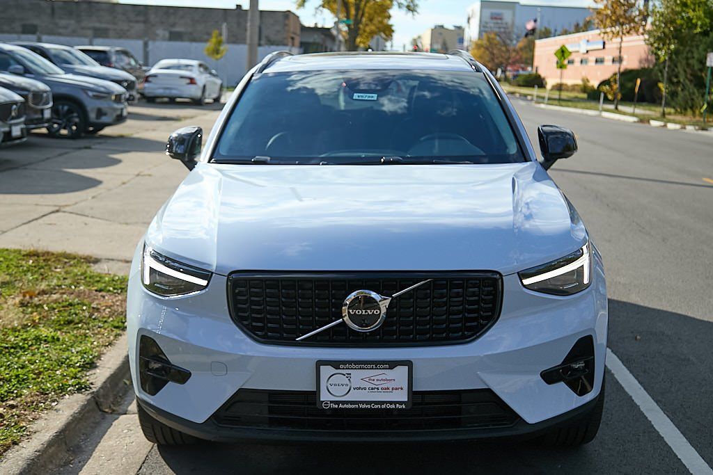 2026 VOLVO XC40 - Image 4