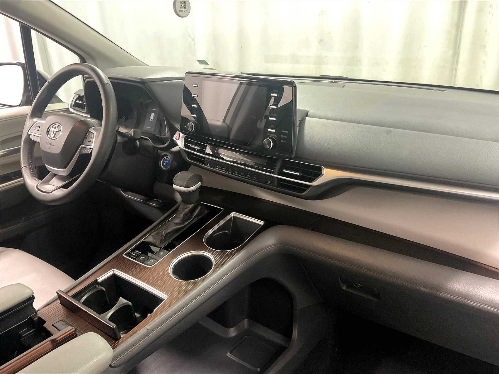 2022 Toyota Sienna XLE photo 14