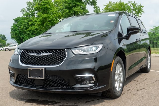 2025 Chrysler Pacifica photo 2