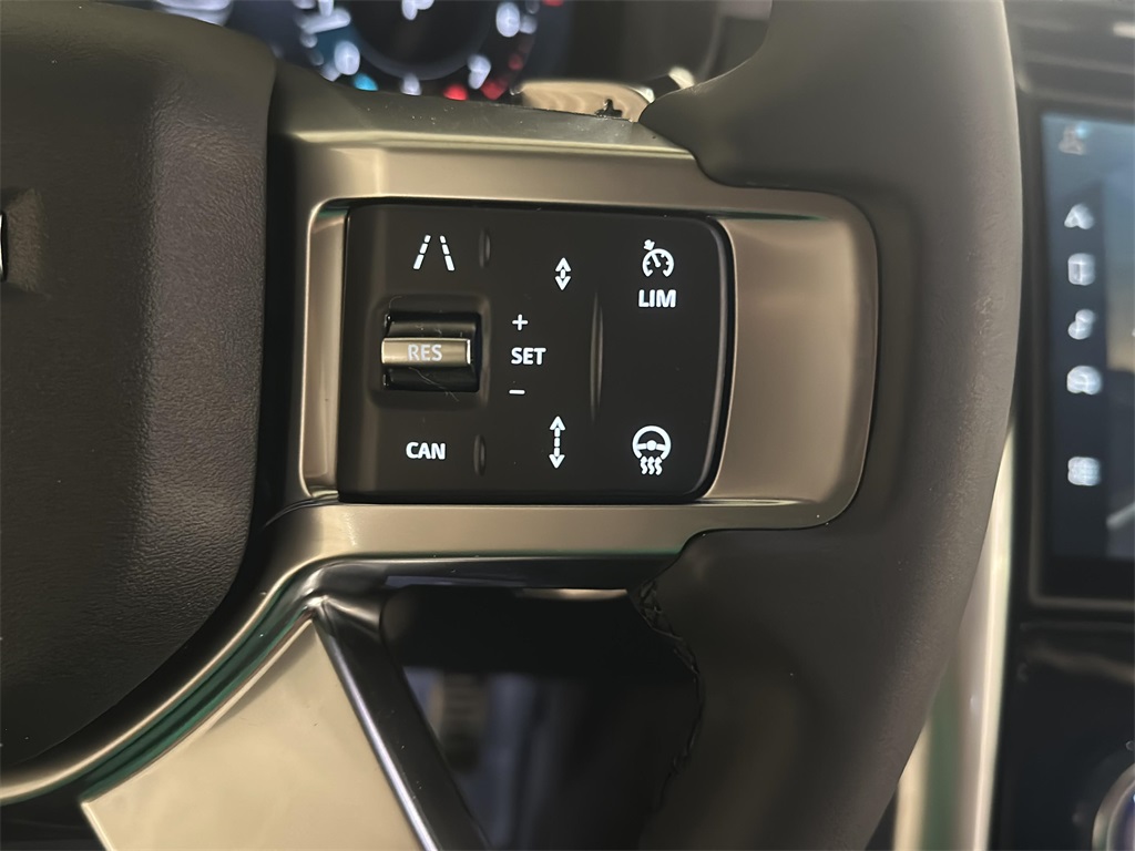 2025 Land Rover Discovery SE photo 17