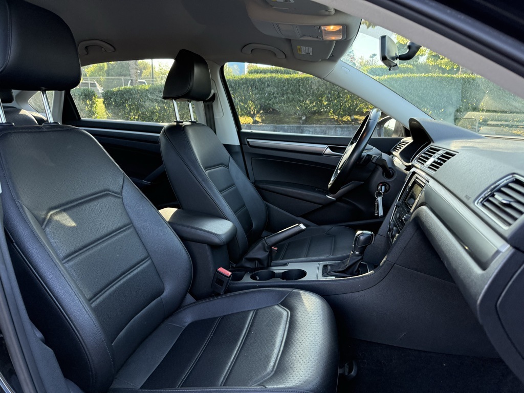 2016 Volkswagen Passat R-Line photo 22