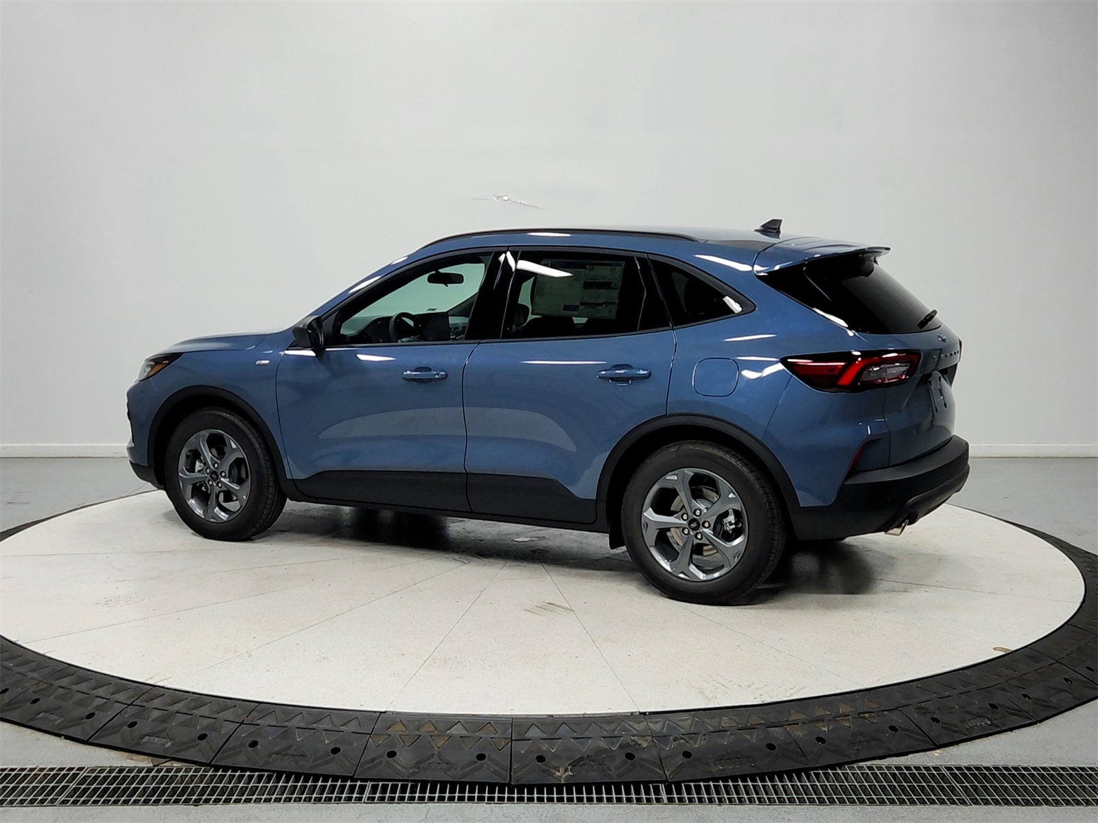 2026 Ford Escape ST-Line photo 4