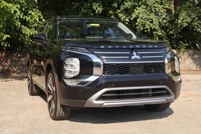 2025 Mitsubishi Outlander SE's photo