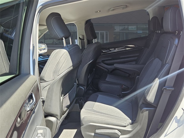 2023 Jeep Grand Cherokee Laredo photo 6