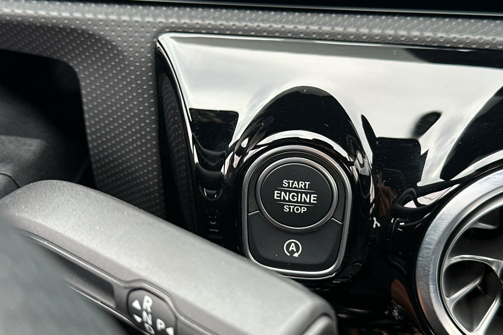 2025 Mercedes Benz CLA 35 AMG 4MATIC photo 17