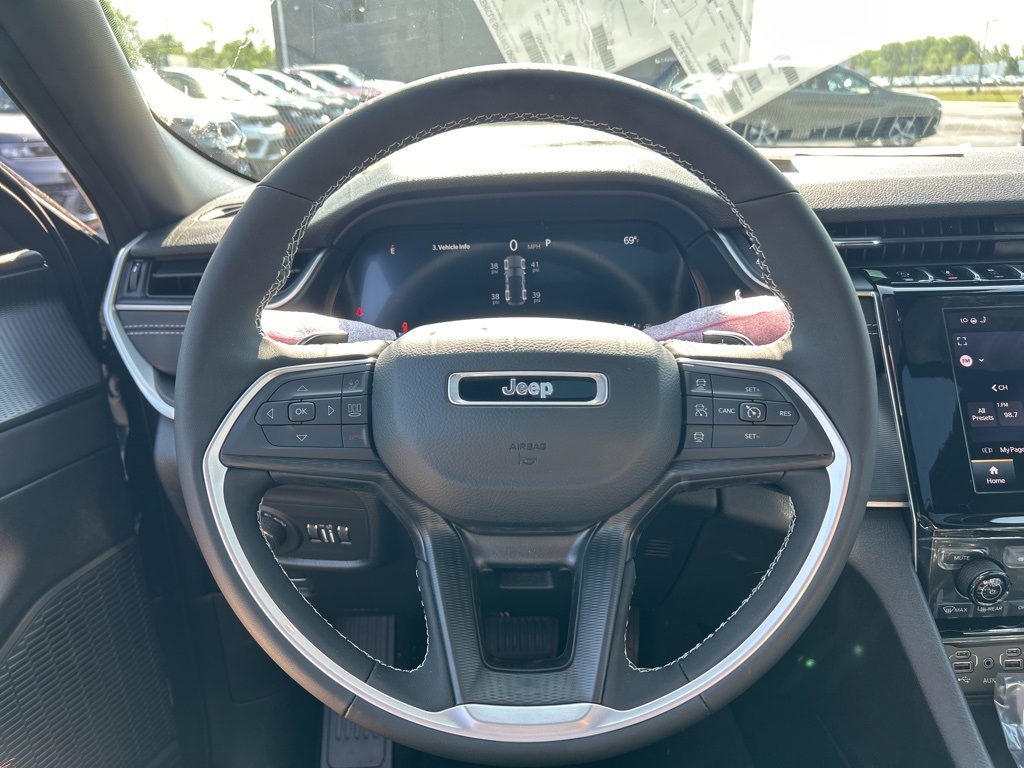 2025 Jeep Grand Cherokee Laredo photo 10