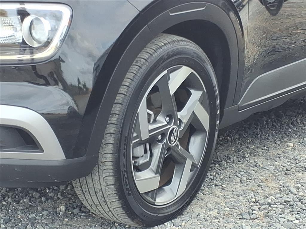 2024 Hyundai Venue SEL photo 2