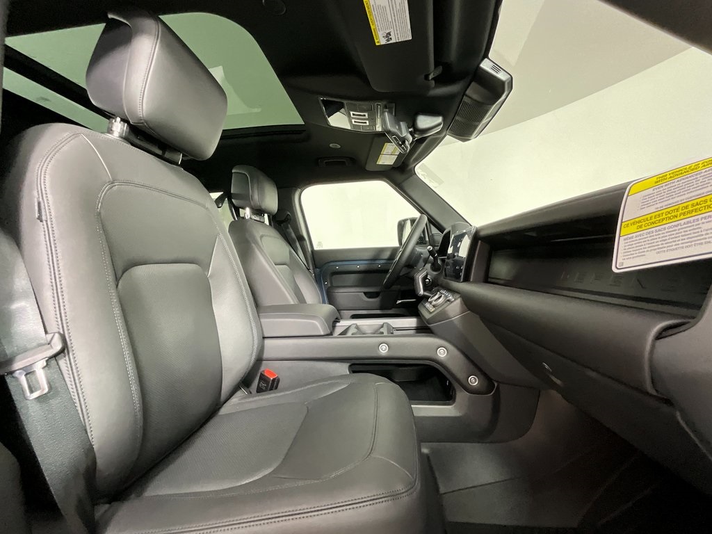 2025 Land Rover Defender 110 X-Dynamic SE photo 3