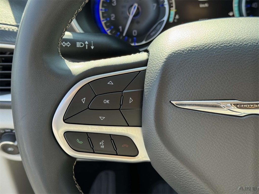 2023 Chrysler Pacifica Touring L photo 22