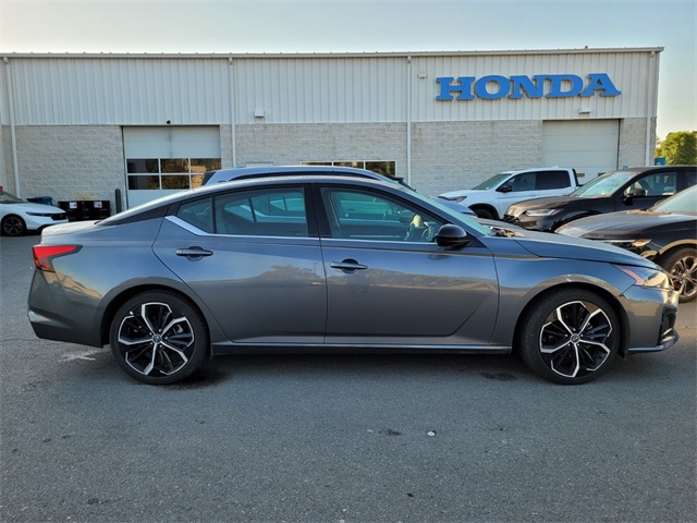 2024 Nissan Altima 2.5 SR photo 2