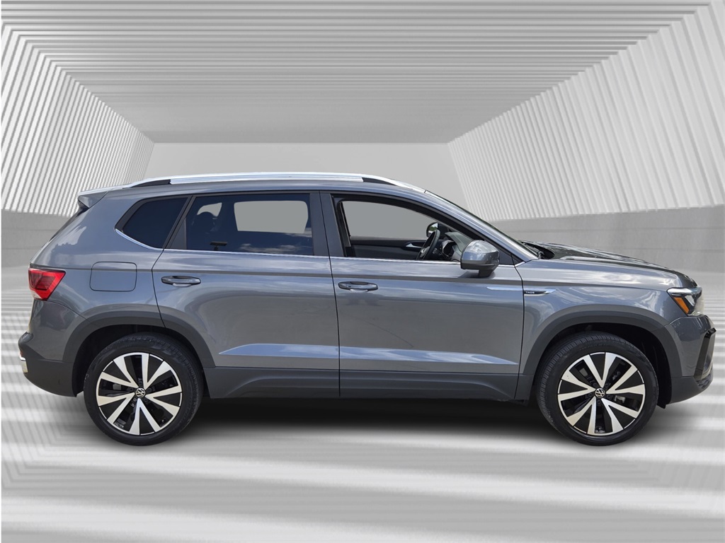 2023 Volkswagen Taos SE photo 2