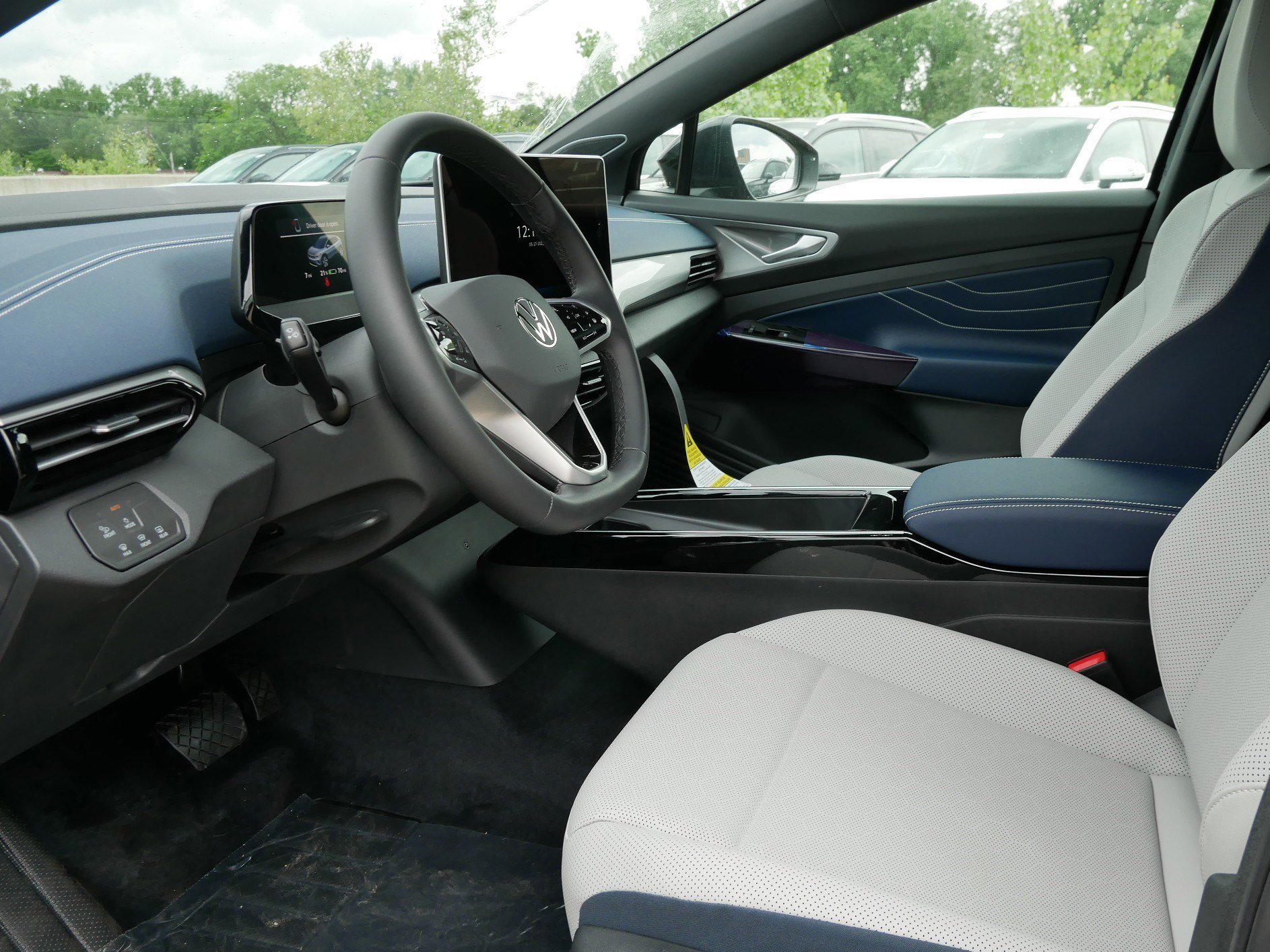 2025 Volkswagen ID.4 Pro Plus photo 3