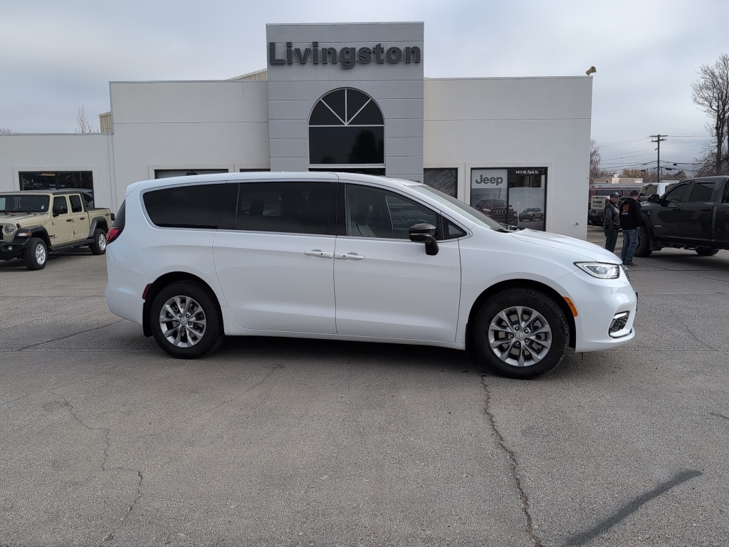 2026 Chrysler Pacifica Limited's photo